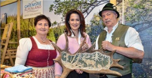 Handwerkskunst aus der Heimat: Ministerin Michaela Kaniber (Mitte) mit Maria und Siegfried Stuhlmüller von der Hirschhornschnitzerei Stuhlmüller aus Riedering. Foto Astrid Schmidhuber/StMELF