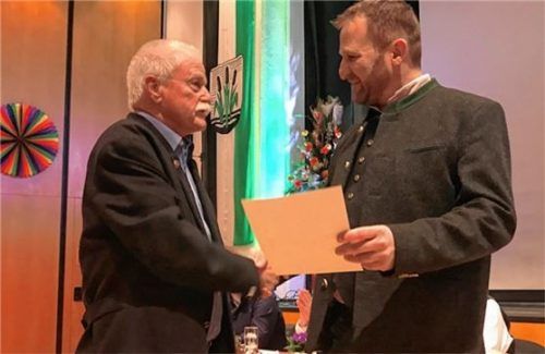 Hans Bogenberger (links) ist seit 50 Jahren treues Mitglied des Siedlungsvereins, dazu gratulierte Vorsitzender Christian Wagner. Foto re