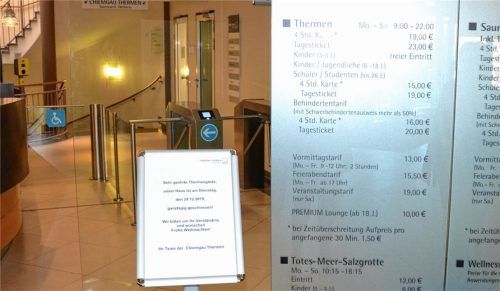Heiligabend ist der einzige Tag im Jahr, an dem die Chiemgau-Therme seit 2018 geschlossen ist. Die Schilder hat Renate Hofmann nicht registriert. Foto re