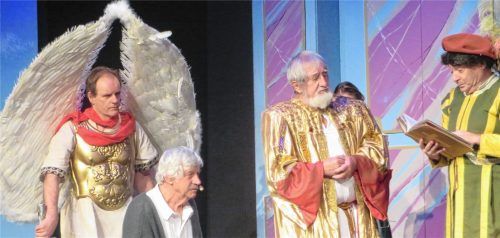 Himmlische Szene aus „Der Brandner Kaspar und das ewig‘ Leben“ mit Erzengel Michael, Henner Quest in der Hauptrolle des Brandner Kaspar, Petrus und Turmair (von links).Foto Rath
