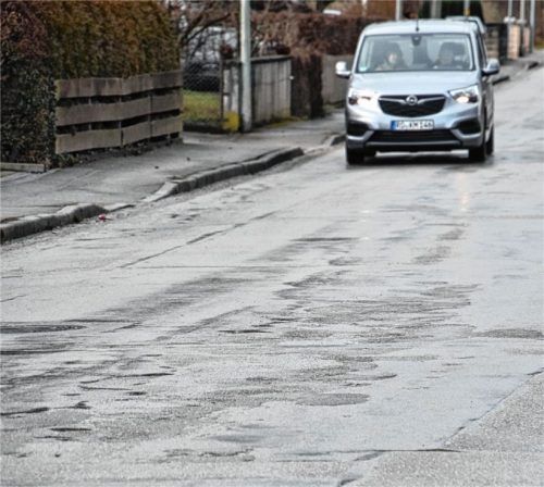 Holperstrecke: Die Schlößlstraße im Rosenheimer Stadtteil Westerndorf-St. Peter ist in sehr schlechtem Zustand.Foto SChlecker