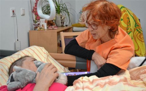„Hugo ist so eine Heulsuse“, sagt Anna T. über ihr Kuscheltier. Es soll die todkranke Frau in ihrer eigenen Traurigkeit trösten. Denn sie muss sterben. Beistand bekommt sie von Barbara Förschner. Als Pflegerin in der Hospizinsel weiß die Mühldorferin, wie viel Aufmerksamkeit Sterbende brauchen. Oder auch nicht. „Das zu unterscheiden fällt mir nicht immer leicht“, sagt Förschner.Foto  HOnervogt