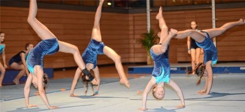 Ihre Beweglichkeit und Körperbeherrschung demonstrierten die U12-Turnerinnen des MTV Rosenheim in beeindruckender Weise.Fotos ruprecht