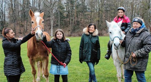 Im Umgang mit den Pferden lernen die Schülerinnen Verantwortung, Respekt und Einfühlungsvermögen. Und vor allem macht die Arbeitsgemeinschaft Tierpflege riesigen Spaß. Da sind sich Anca Sain, Dora Drapak, Lehrerin Lela Rudolph, Sara Costache und Pferdebesitzerin Sarah Wolf (von links) einig. Fotos Huckemeyer