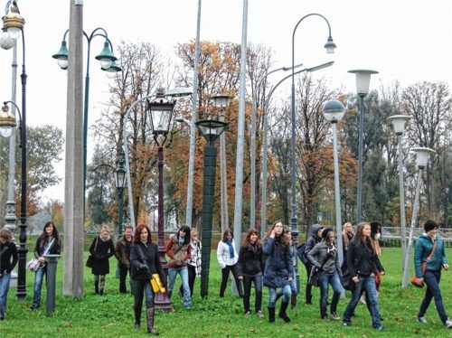 Immer der Dame mit der gelben Umhängetasche hinterher: Teilnehmer einer Stadtführung im Mangfallpark. Fotos re