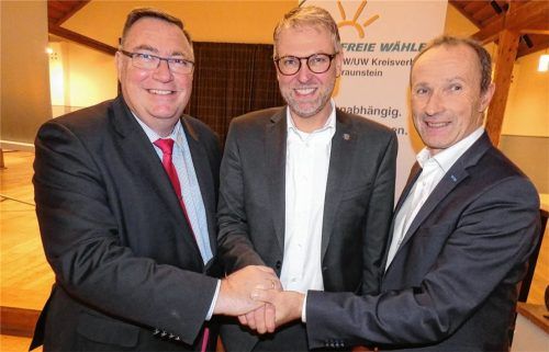 In der Aufstellungsversammlung des FW/UW-Kreisverbandes Traunstein bestimmten die 66 Wahlberechtigen den 47-jährigen Kreisvorsitzenden Andreas Danzer (Mitte) zu ihrem Landratskandidaten. Es gratulierten ihm der Fraktionsvorsitzenden im Kreistag Manfred Kösterke (links), der den Listenplatz zwei belegt, und der stellvertretende Kreisvorsitzende Thomas Kamm. Er hat den Listenplatz drei. Foto Müller