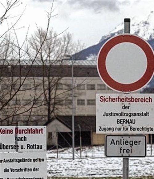 In der Justizvollzugsanstalt Bernau rastete ein 39-jähriger Traunsteiner – nachdem er vom Tod seines Vaters erfahren hatte, aus. Er bedrohte das dortige Personal und zerstörte Tisch und Bank in einer Zelle. Jetzt hatte er sich dafür vor dem Amtsgericht Rosenheim zu verantworten. Foto dpa
