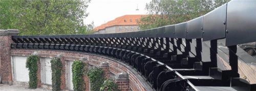 In der Metallkonstruktion verbaute Spiegel öffnen das Leben nach außen.Foto re