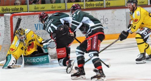 In der Vorbereitung noch Gegner und ab Mittwoch in einem Team: Torhüter Andreas Mechel, hier noch im Trikot von Bad Tölz, und der Rosenheimer Henry Wellhausen. Foto Ziegler