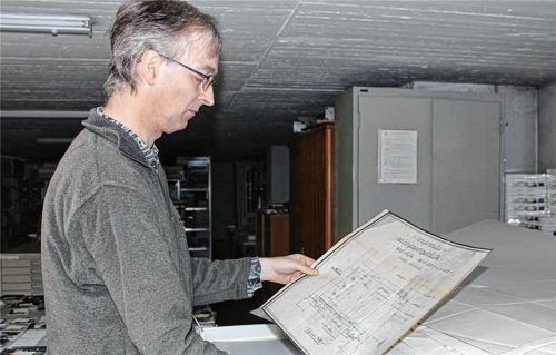 In einem Keller findet Konrad Kern auch schon mal Originalbaupläne historischer Gebäude. Foto  Huckemeyer