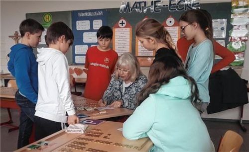 Initiatorin Elfi Reischl (Mitte) mit den fleißigen Buben und Mädchen. Foto rieger
