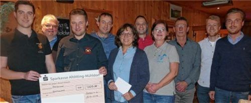 Insgesamt 5000 Euro hat die Junge Union mit Vorsitzendem Sebastian Heiml (rechts) an die Vertreter der Kraiburger Vereine übergeben. Foto bachmaier