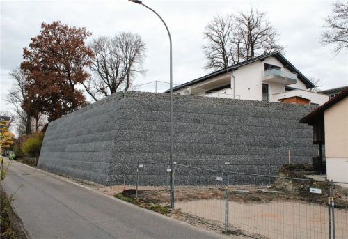 Es sei möglich, eine Lärmschutzwand auf dem Conradtygelände zu errichten. Die Stadträte wollten allerdings bei der bei der Gestaltung mitreden – hinsichtlich der Gabionenwand am Glasberg (iwr berichteten). Foto Riediger