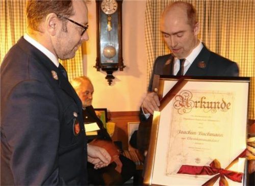 Joachim Buchmann (links) wird vom Vorsitzenden Josef Pirchmoser zum Ehrenkommandanten ernannt.Fotos Hoffmann