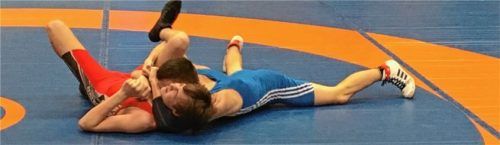 Jonas Hanses (blaues Trikot), der Vizebezirksmeister in der Klasse bis 57 Kilogramm wurde, beim Schultersieg.