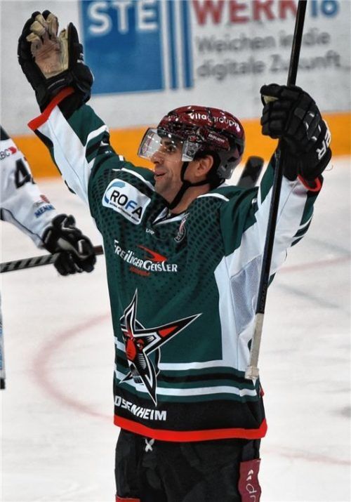 Jubel bei Alex Höller: Der Stürmer ist bislang der erfolgreichste Rosenheimer Torschütze.Foto Ziegler