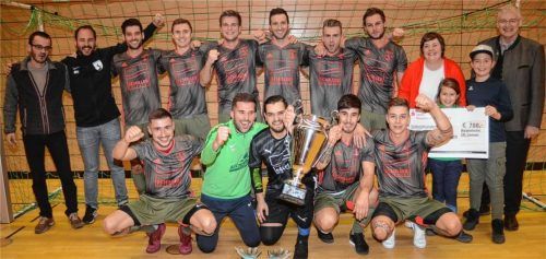 Jubel beim TuS Prien, eingerahmt von den Sparkassen-Vertretern Vorstandsvorsitzender Alfons Maierthaler (rechts) und Werner Wirkner (links).Fotos Ruprecht (2), Ziegler