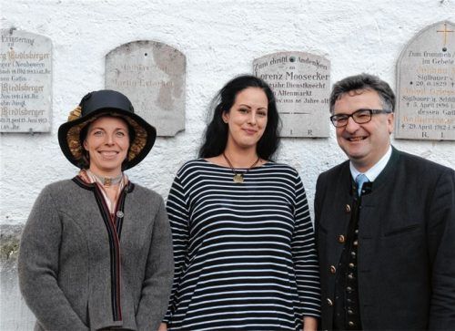 Juliane Tiefenmooser (links), Zweite Vorsitzende, und Pfarrer Rudolph sind stolz auf die Grabtafeln, die von Michaela Karl (Mitte) restauriert wurden.Foto Reischl-Zehetbauer