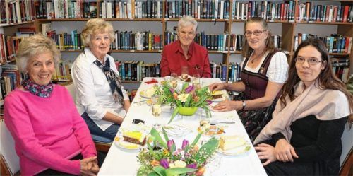 Kaffee und Kuchen zum silbernen Jubiläum. Drei Bücherfrauen der ersten Stunde: Gertraud Aicher, Erika Künstner und Maria Staudacher erinnern sich mit Bürgermeisterin Marianne Steindlmüller und Nicole Böhme (von links) an die Anfänge der Frasdorfer Leihbücherei.Foto Rehberg