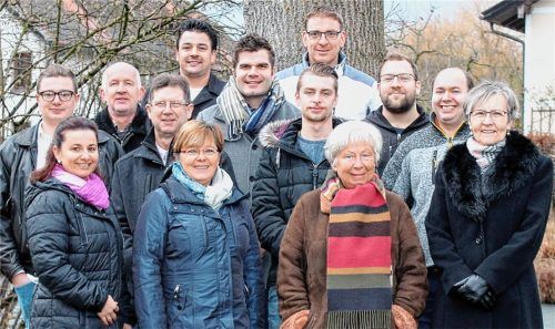Kandidaten der Freien Wählergemeinschaft Au: Monika Söll, Marita Madersbacher, Monika Bundschu, Helena Frydryk (vordere Reihe, von links), Maximilian Kapser, Werner Heidemann, Franz Binsteiner, Thomas Binsteiner, Zeno Schwarzenbeck, Vinzenz Schuster, Dominic Wichlas (mittlere Reihe, von links) Josef Baumgartner, Josef Berger (hintere Reihe, von links), drei Kandidaten fehlen im Bild. Foto re