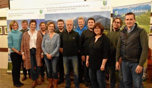 Kandidieren für die UBS in Schleching (von links): Elfriede Bachmann, Andreas Hell, Katharina Gasteiger, Sandra Gasteiger, Martina Hammerl-Tiefenböck, Remigius Bachmann, Claus Rathje, Christian Zaiser, Florian Pfisterer, Uschi Ziegler, Alexander Speiser und Timo Kleinschroth.Foto  Wunderlich