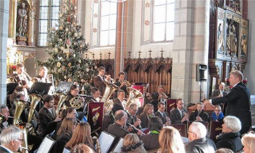 Kapellmeister Frank Schöftenhuber spornt die Obinger Blasmusiker zu Höchstleistungen an.Fotos Graichen