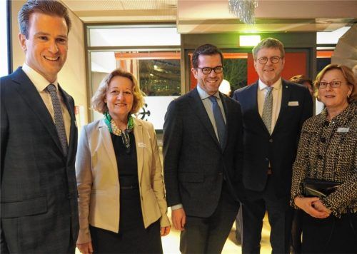 Karl-Theodor zu Guttenberg (Mitte) wurde in Mühldorf von IVM-Vorsitzendem Jörg Neimcke, Bürgermeisterin Marianne Zollner, dem Landtagsabgeordneten Dr. Marcel Huber und dessen Frau Adelgunde (von links) begrüßt.