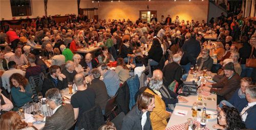 Kein Platz war in der Festhalle mehr frei, so groß war das Interesse an der Podiumsdiskussion der Bürgermeisterkandidaten. Fotos Rehberg