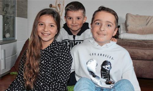 Kimberly Kielack und Willi Richter bilden das Waldkraiburger Kinder-Faschingsprinzenpaar in dieser Saison. Beide sind fit und trainieren schon fleißig. Für Kimberlys kleinen Bruder John (hinten) steht allerdings fest: „Immer nur tanzen ist langweilig.“ Vielleicht ändert der Fünfjährige seine Meinung, wenn er Prinz und Prinzessin live erlebt. Foto Huckemeyer