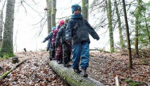 Kinder spielen auf dem Gelände eines Waldkindergartens. Zur Verwirklichung der Einrichtung in Aschau wird ein Förderverein gegründet.Foto DPA