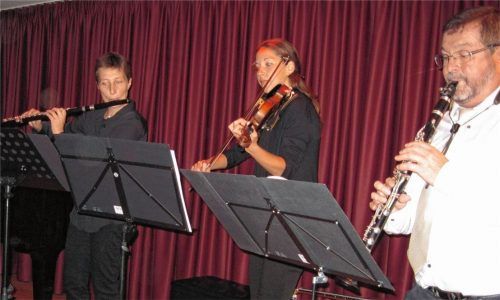 Klaus Stöcklhuber, Leiter der „Musikinitiative Pittenhart“ (von rechts) mit Geigenlehrerin Constanze Germann-Bauer und Flötenlehrerin Sandra De Crescenzo beim ersten Musiklehrerkonzert im neuen Pittenharter Musiksaal in der Mehrzweckhalle.Foto Graichen