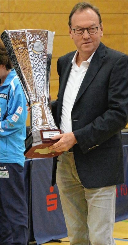 Kolbermoors stellvertretender Abteilungsleiter Günther Lodes möchte den Pokal nach dem Final Four am Sonntag gerne wieder mit nach Hause nehmen.Foto Erlich