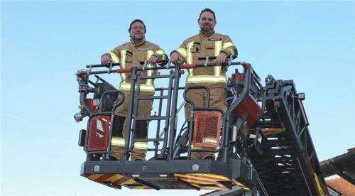 Kommandant Tobias Brinkmann und Zugführer Florian Höhensteiger (links) im Korb der neuen Drehleiter DLK 23/12 der Feuerwehr Aschau.Fotos rehberg