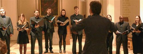 Konzentriert singen die gemischt stehenden Sänger der Camerata Vocale München mit Chorleiter Clayton Baumann. Foto Janka