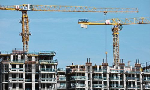 Kräne und Bauarbeiter wie an dieser Baustelle werden an der Kolbermoorer Farrenpointstraße vorerst nicht anrücken. Der Bauausschuss hat den Bauantrag eines Investors abgelehnt.Foto Dpa