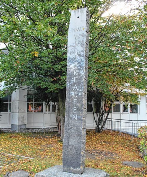 Kunst mit Botschaft: „Einfach Weiterlaufen“ ermuntern die Worte auf einer Granitstele von Rudl Endriß an der Einfahrt zum Romed-Klinikum Rosenheim. Passend für die Patienten eines Krankenhauses, und wie passend auch für den halbseitig gelähmten Bildhauer.Foto Frick