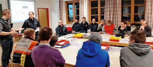 Lagebesprechung mit der Feuerwehr Ruhpolding: Kreisbrandrat Christoph Grundner und die Einsatzkräfte der Feuerwehr Ruhpolding besprechen im Vorfeld jedes Detail, um die Sportgroßveranstaltung zu einem sicheren Erlebnis zu machen. Fotos Hobmaier, Volk, Feuerwehr Ruhpolding