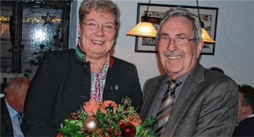 Landrat Georg Huber gratulierte Ingrid Obermeier-Osl zur bayerischen Staatsmedaille für besondere Verdienste um die bayerische Wirtschaft. Foto  Bauer