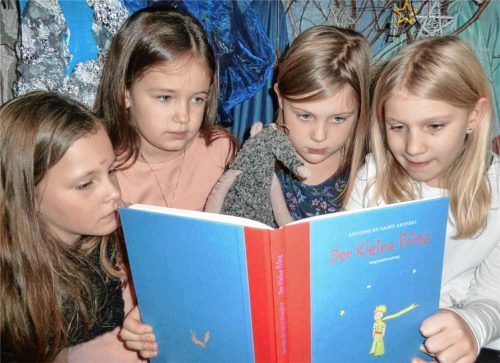 Lesen mit Rudi Ratz: Laura, Meike, Leyla und Carlotta sind in die Erzählung „Der Kleine Prinz“ von Antoine de Saint-Exupéry vertieft. Foto Kinderhort