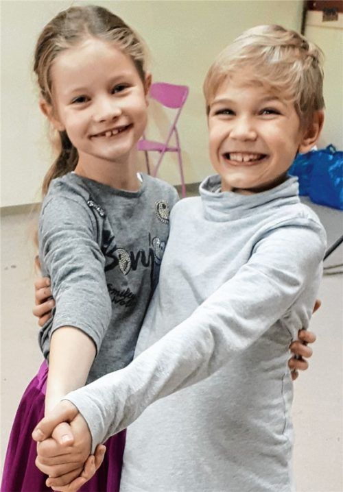 Lilly und Nico haben im Fasching klingende Namen als Kinderprinzenpaar der Inntalia: „Prinzessin Lilly I. aus dem Reich der unzählbaren Bücher“ und „Prinz Nico der II., Herrscher über die dribbelnden Bälle“ heißen sie bis Aschermittwoch. Foto privat