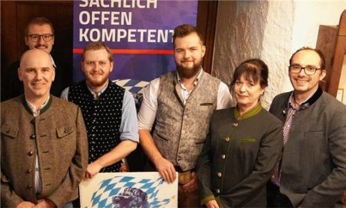 Listenführer Michael Hailer, Kreisrat Helmut Freund und die Gemeinderatskandidaten Bastian Andrelang, Sebastian Kiesmüller, Brigitte Pelzl und Sebastian Pellkofer (von links).Foto re