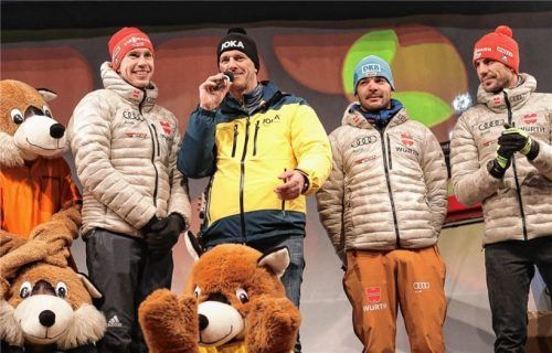 Lokalmatador: Johannes Kühn vom WSV Reit im Winkl am Mikro von Harald von Knoerzer-Suckow. Rechts Arnd Peiffer, daneben Trainer Kristian Mehringer.