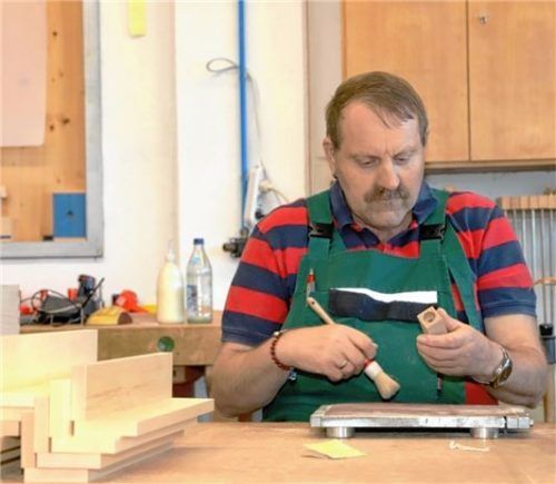 Ludwig Fritz übernimmt die Bohrungen der Holzhülle für ein Weinthermometer und schleift die Oberflächen.