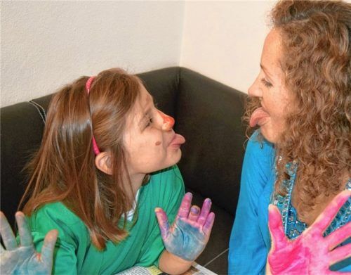 Lustig geht es bald im Alten Sitzungssaal in Bernau zu, wenn dort zum Beispiel Kathy Puchalla (rechts) am 13. Januar ihre Kinder-Malaktion durchführt. Die kleine Denise, die schon mal die Farben austestet, freut sich darauf. Fotos re