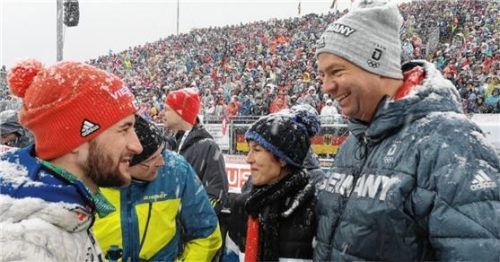 Markus Eisenbichler im Gespräch mit Staatssekretär Stephan Mayer aus Neuötting.Foto Settele