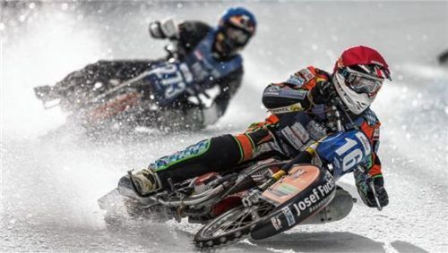 Markus Jell vom MSC Teisendorf, hier vor Jimmy Tuinstra, fährt in Schweden um die WM-Qualifikation.Foto Weitz