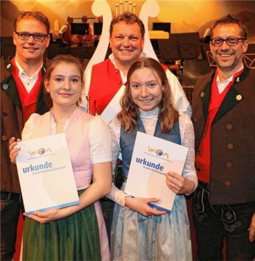 Michael Morgott (rechts) und Simon Pertl (links) überreichten die Urkunden und Abzeichen für erfolgreiche Leistungsprüfungen an Nele Ackermann (links) und Annalisa Siegmund. Franz Vordermayer (Mitte) erhielt die Ehrennadel in Gold für 40 Jahre aktives Musizieren.Foto Rehberg