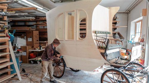 Michael Sattlberger beim Bau seiner Postkutsche, die nach einer mehrtägigen Fahrt von Bozen am Sonntag, 17. Mai, in Törwang am Samerberg eintreffen soll.Fotos nitzsche