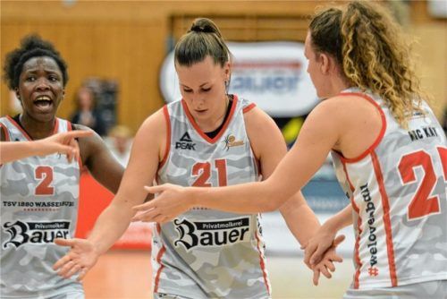 Mit Energie dabei: Die Wasserburger Spielerinnen Kelly Moten, Svenja Brunckhorst und Megan McKay (von links).Foto Hörndl