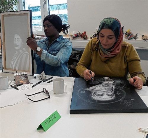 Mit Hingabe widmen sich die Frauen den Porträts. Die Fotos zeigen sie „enthüllt“ – und ermöglichen einen Blick in ihre Seele.Foto re